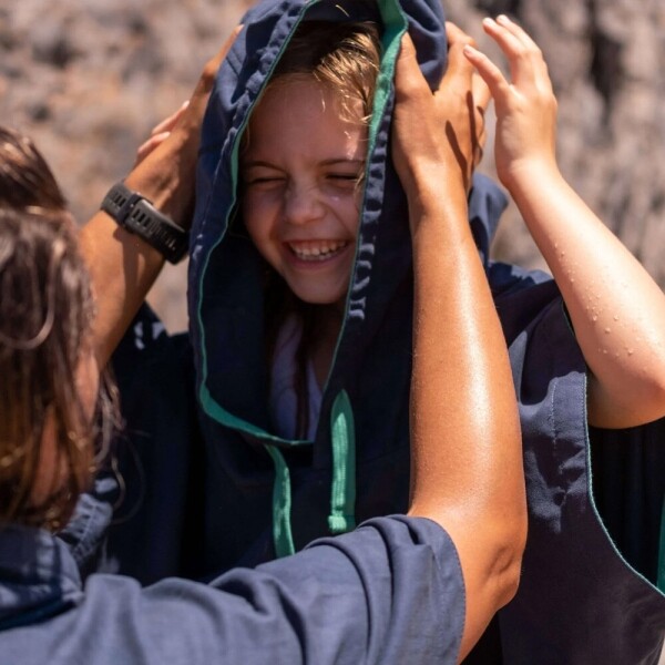 퐁당닷컴,레드 키즈 퀵 드라이 체인지 판초,영국 감성 프리미엄 레드, 너무너무 부드러운 기능성 극세사 원단으로 아이들이 더 좋아하는 판초타월, 흡수력 건조력 UP!,레드,캠핑 > 어패럴 > 판쵸, 타월