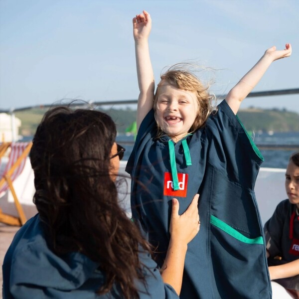 퐁당닷컴,레드 키즈 퀵 드라이 체인지 판초,영국 감성 프리미엄 레드, 너무너무 부드러운 기능성 극세사 원단으로 아이들이 더 좋아하는 판초타월, 흡수력 건조력 UP!,레드,캠핑 > 어패럴 > 판쵸, 타월